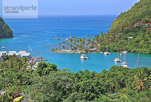 Überblick über die Marigot Bay bei Castries  St. Lucia  Kleine Antillen  Westindische Inseln  Karibik  Mittelamerika