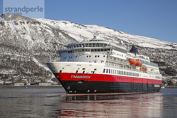Hurtigruten-Schiff MS Finnmarken verläßt den Hafen  Tromsø  Troms  Norwegen  Europa