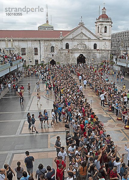 Menschenmenge mit Pilgern in Basilika  Pilgerzentrum der Basilica Minore del Santo Niño  Cebu City  Cebu  Central Visayas  Philippinen  Asien