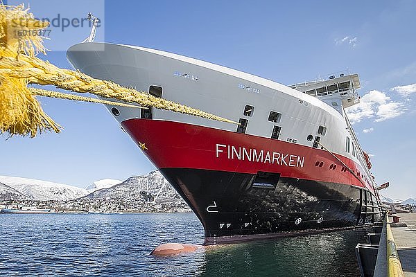 Hurtigruten-Schiff MS Finnmarken ankert im Hafen  Tromsø  Troms  Norwegen  Europa