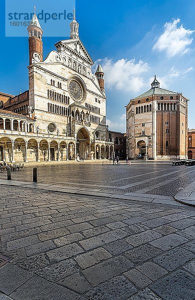 Piazza del Comune  Dom Santa Maria Assunta  Baptisterium  Cremona  Lombardei  Italien  Europa