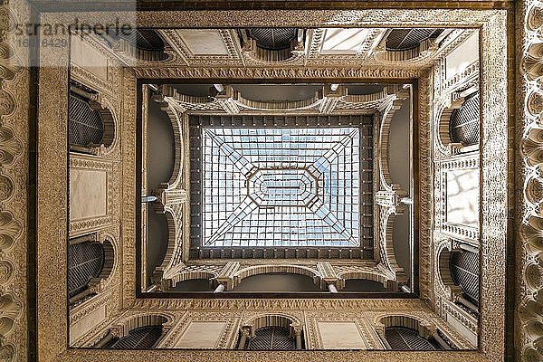 Maurische Architektur  überdachter Innenhof  Blick nach oben  Real Alcazar  Sevilla  Andalusien  Spanien  Europa
