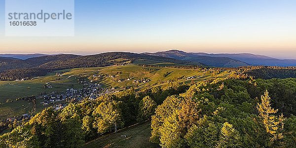 Blick vom Schauinsland auf Hügellandschaft bei Sonnenaufgang  Hochschwarzwald  Schwarzwald  Baden-Württemberg  Deutschland  Europa