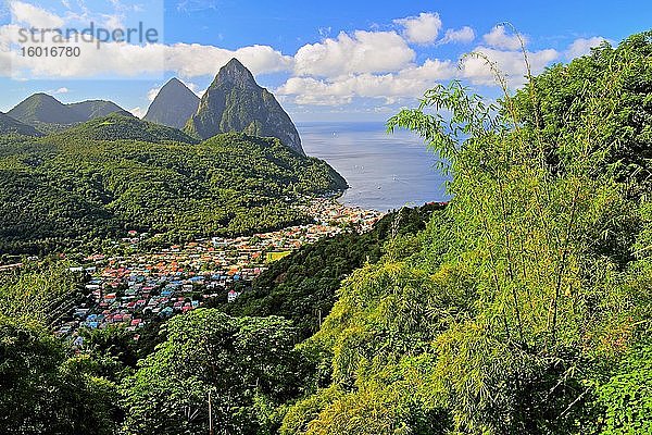 Tropen-Landschaft mit Ausblick auf den Ort und die beiden Pitons  Gros Piton 770m und Petit Piton 743m  Soufriere  St. Lucia  Kleine Antillen  Westindische Inseln  Karibik  Mittelamerika