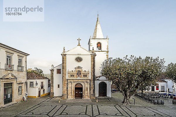 Kirche im Stadtzentrum  Obidos  Portugal  Europa