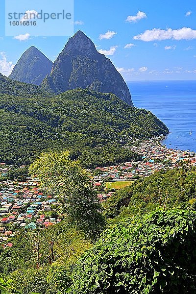 Tropen-Landschaft mit Ausblick auf den Ort und die beiden Pitons  Gros Piton 770m und Petit Piton 743m  Soufriere  St. Lucia  Kleine Antillen  Westindische Inseln  Karibik  Mittelamerika