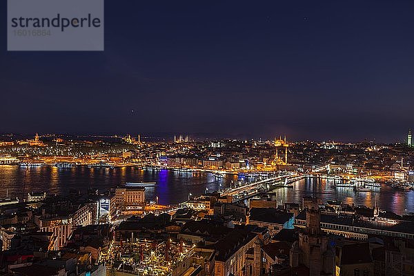 Stadtansicht bei Nacht  Moschee Yeni Cami und Beyaz?t Camii  Moschee Sultan Ahmet Camii und Hagia Sophia  Süleymaniye Camii  Galatabrücke  goldenes Horn  Bosporus  Fatih  Istanbul  europäischer Teil  Türkei  Asien