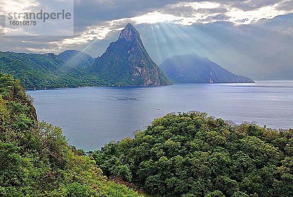 Landschaft mit den beiden Pitons  Gros Piton 770m und Petit Piton 743m  Soufriere  St. Lucia  Kleine Antillen  Westindische Inseln  Karibik  Mittelamerika