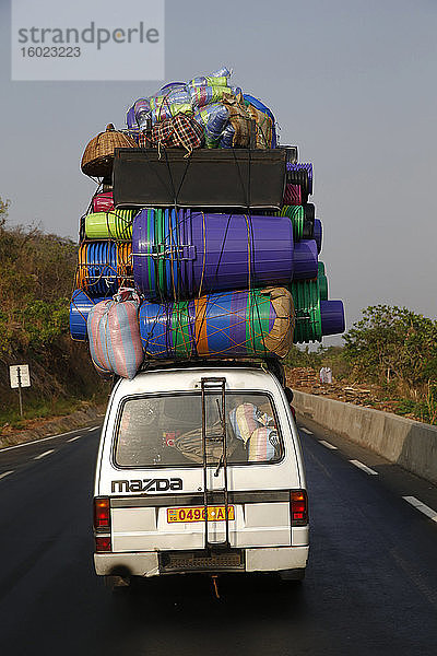 Überladener Kleinbus auf einer Straße in Togo