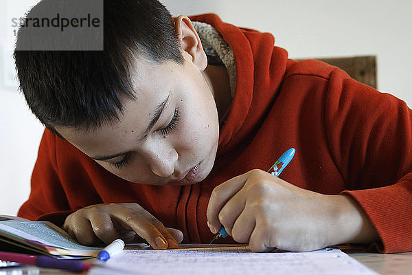 14-jähriger Schuljunge macht Hausaufgaben in Montrouge  Frankreich