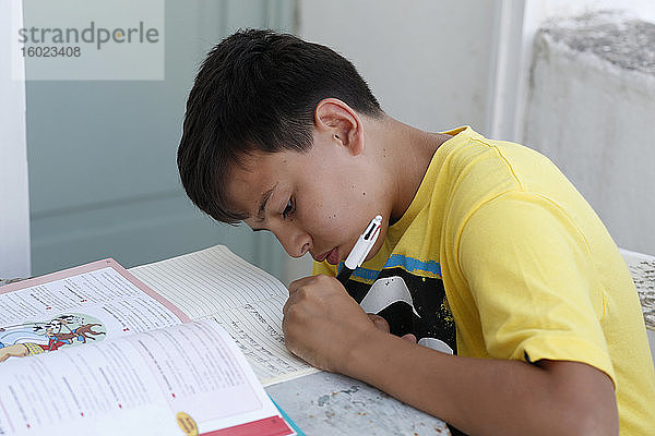 Teenager macht Hausaufgaben im Salento  Italien