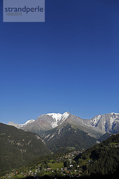 Die Landschaft der französischen Alpen im Sommer