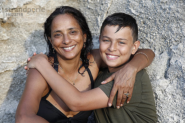 Lächelnde Mutter und Sohn im Urlaub im Salento  Italien