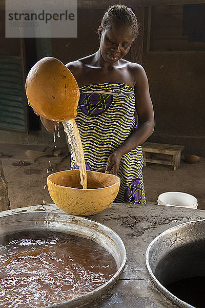 Frau macht Dolo (Getränk) in Dapaong  Togo
