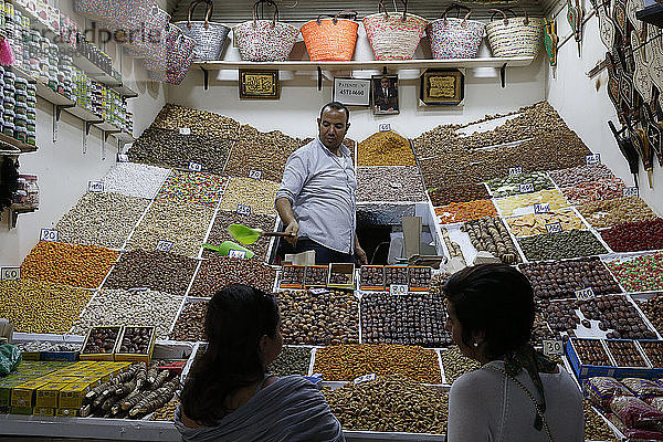 Laden für Trockenfrüchte in der Medina von Marrakesch (Altstadt)  Marokko