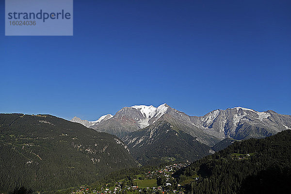 Die Landschaft der französischen Alpen im Sommer