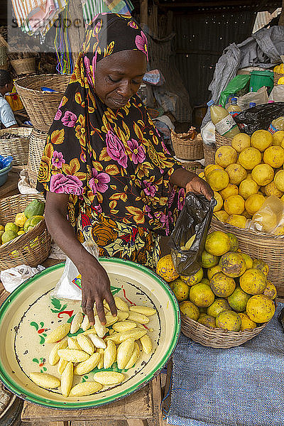 Frau verkauft Sheabutter in Kpalime  Togo