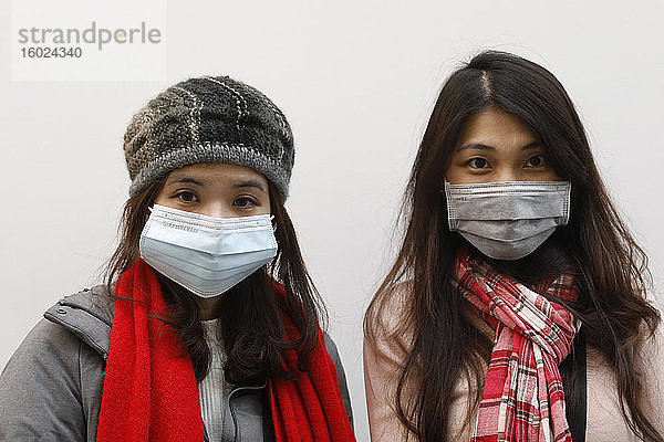 Junge Chinesinnen mit Masken während der Virusepidemie