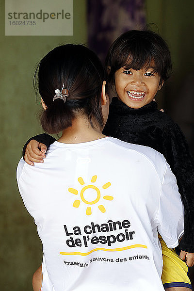 Freiwilliger des französischen ngo chaine de l'espoir  der eine Familie besucht