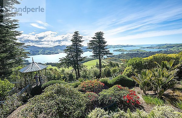 Ausblick auf Otago Halbinsel vom Park des Larnach Castle  Dunedin  Otago Halbinsel  Südinsel  Neuseeland  Ozeanien
