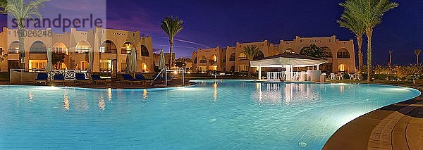 Swimmingpool mit Palmen bei Sonnenuntergang  Hilton Nubian Resort  Al Qusair  Marsa Alam  Ägypten  Afrika