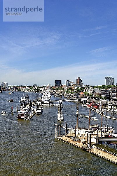 Ausblick von der Elbphilharmonie Richtung Landungsbrücken  Speicherstadt  Hafencity  Hamburg  Deutschland  Europa