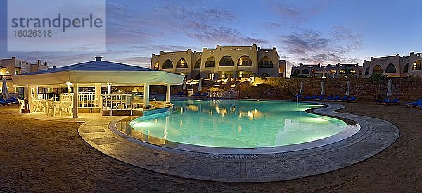 Swimmingpool mit Palmen bei Sonnenuntergang  Hilton Nubian Resort  Al Qusair  Marsa Alam  Ägypten  Afrika