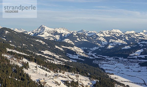 Ausblick über das Brixental im Winter  hinten Gipfel des Kitzbühler Horn  Hochbrixen  Brixen im Thale  Tirol  Österreich  Europa