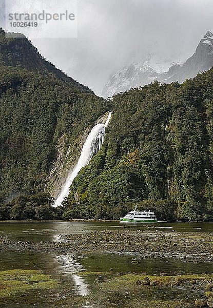 Touristenboot im Fjord  Wasserfall Bowen Falls  Milford Sound  Fiordland Nationalpark  Te Anau  Southland  Südinsel  Neuseeland  Ozeanien