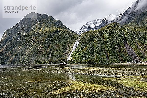 Wasserfall Bowen Falls  Milford Sound  Fiordland Nationalpark  Te Anau  Southland  Südinsel  Neuseeland  Ozeanien