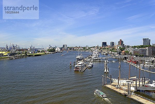 Ausblick von der Elbphilharmonie Richtung Landungsbrücken  Speicherstadt  Hafencity  Hamburg  Deutschland  Europa