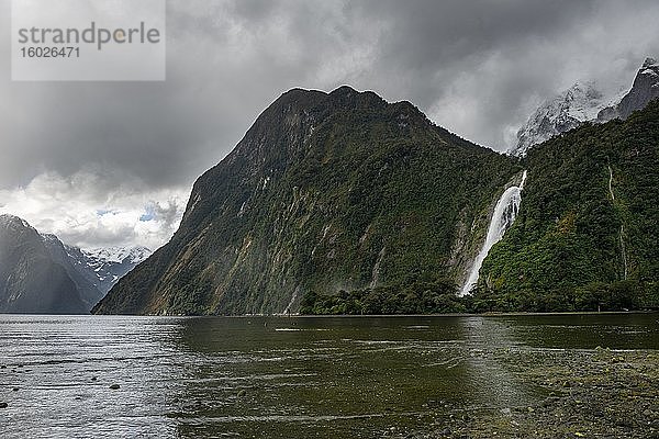 Wasserfall Bowen Falls  Milford Sound  Fiordland Nationalpark  Te Anau  Southland  Südinsel  Neuseeland  Ozeanien