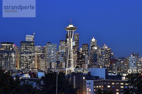 Nachtaufnahme Skyline Financial District Seattle mit Space Needle  Washington  Vereinigte Staaten von Amerika  USA  Nordamerika