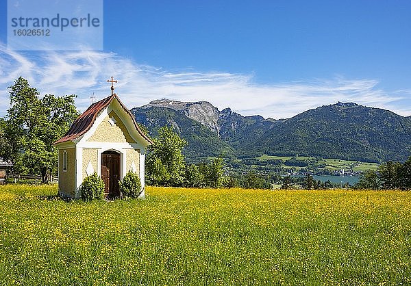 Kapelle in Abersee mit Wolfgangsee Sankt Wolfgang und Schafberg  im Frühling  Salzkammergut  Land Salzburg  Österreich  Europa