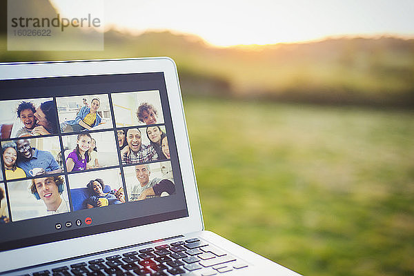 Video-Chat mit Freunden auf Laptop-Bildschirm