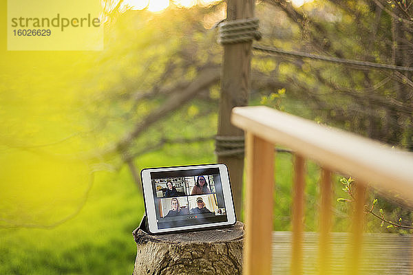 Video-Chat mit Kollegen auf digitalem Tablet-Bildschirm auf dem Balkon