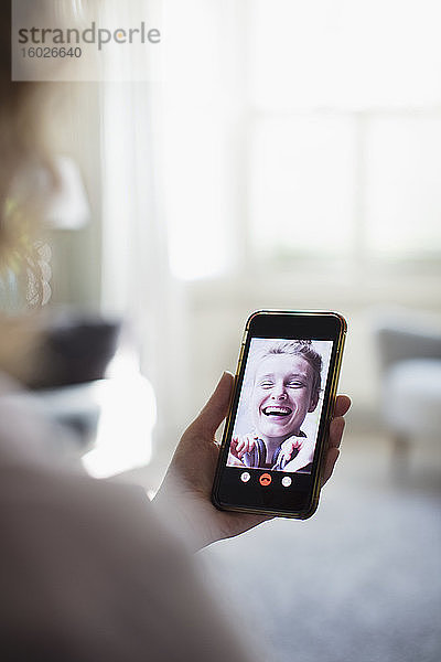 Glückliche Freundinnen im Video-Chat auf dem Bildschirm eines Smartphones