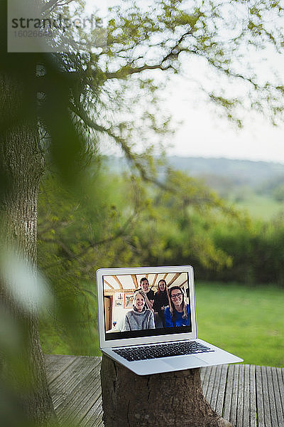 Familien-Video-Chat auf Laptop-Bildschirm auf dem Balkon