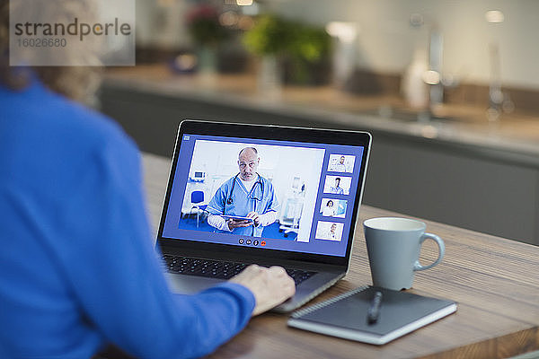 Videokonferenz einer Frau mit einem Arzt auf einem Laptop-Bildschirm