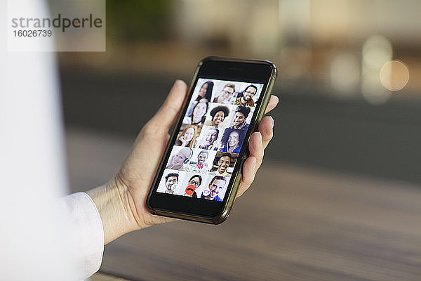 Videokonferenz mit Freunden auf dem Bildschirm eines Smartphones