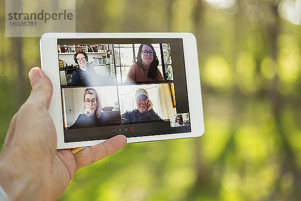 POV-Mann im Video-Chat mit Kollegen auf digitalem Tablet-Bildschirm