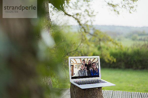 Familien-Video-Chat auf Laptop-Bildschirm auf dem Balkon