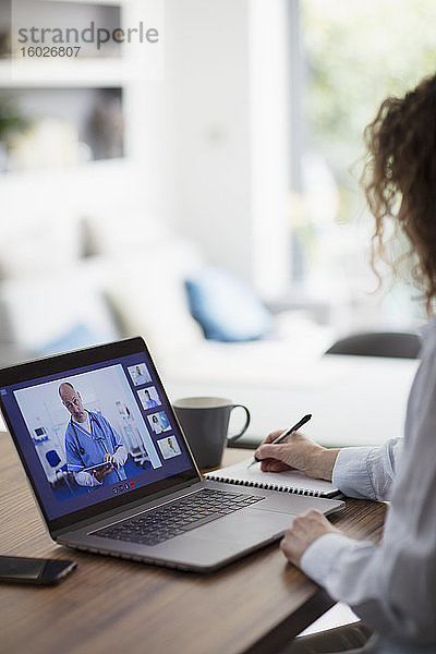 Videokonferenz einer Frau mit einem Arzt auf einem Laptop-Bildschirm
