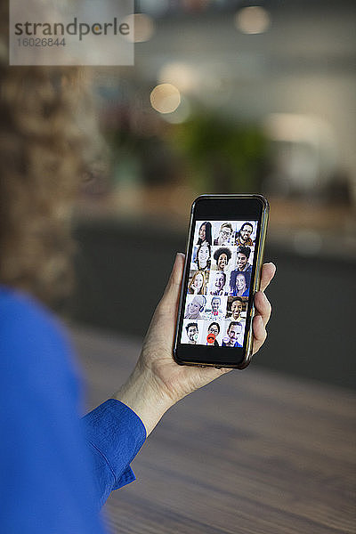 Video-Chat mit Freunden auf dem Bildschirm eines Smartphones