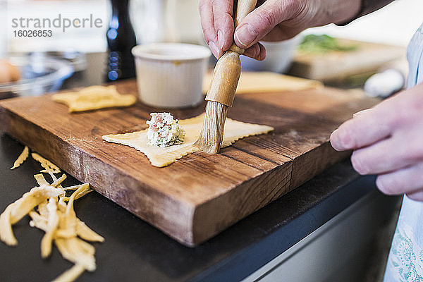 Nahaufnahme einer Frau  die selbstgemachte Ravioli macht