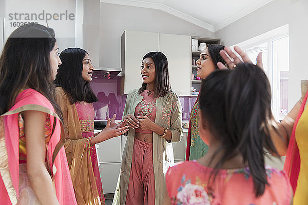 Indische Frauen in Saris nehmen in der Küche