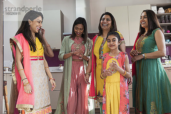 Glückliche indische Mehrgenerationen-Frauen in traditionellen Saris