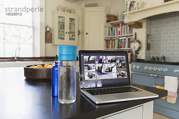 Übungsklassen-Streaming auf Laptop-Bildschirm auf der Küchentheke