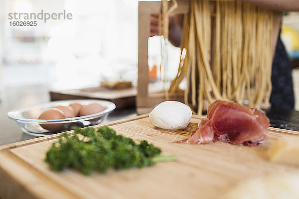 Frische Pasta-Zutaten in der Küche