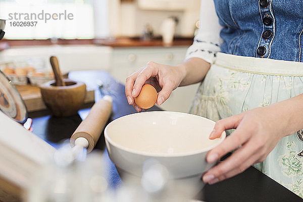 Nahaufnahme eines Mädchens beim Backen in der Küche